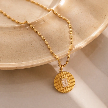 French vertical pattern square diamond stainless steel gold-plated necklace, retro rice-grain oval chain, light luxury commuting collarbone chain, high-end feel, versatile, layering without fading, gift jewelry French vertical pattern square diamond stainless steel gold-plated necklace, retro rice-grain oval chain, light luxury commuting collarbone chain, high-end feel, versatile, layering without fading, gift jewelry